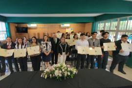 Los egresados mostraron los documentos que acreditan sus conocimientos en Programación y Producción.