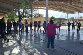 Padres de familia y directivos de la primaria Margarita Maza de Juárez acordaron mantener las clases a distancia ante la falta de energía eléctrica y las altas temperaturas en el plantel.