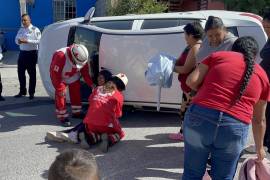 Paramédicos atendieron a la lesionada, quien presentaba un fuerte dolor en un brazo.