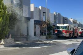 Bomberos controlaron el incendio que afectó principalmente una habitación del segundo piso, dejando daños significativos en la vivienda.