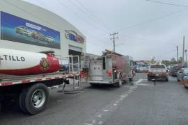 Bomberos de Saltillo controlaron el incendio en minutos y ventilaron el área afectada.