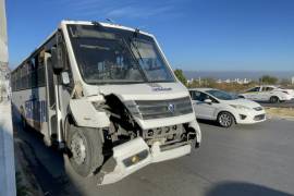 El camión de transporte sufrió daños en el frente tras impactar la parte trasera de la camioneta.