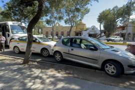 El accidente ocurrió a las 11:00 horas en el bulevar Venustiano Carranza, cuando el conductor de una “combi” no se percató de la presencia de un taxi.