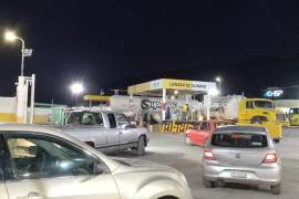 Las gaseras de Saltillo experimentan largas filas de autos mientras los ciudadanos se abastecen de gas LP ante el pronóstico de bajas temperaturas en la ciudad.