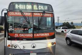 En el percance vial participó un camión de la ruta 611 el cual chocó por alcance con la doble plataforma de un tráiler.