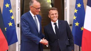 El presidente francés, Emmanuel Macron, y el canciller alemán, Friedrich Merz, antes de una reunión del Gabinete francoalemán en la ciudad portuaria de Toulon, Francia.