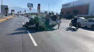 La unidad derribó una luminaria y una palmera antes de volcar sobre el bulevar Nazario S. Ortiz Garza.