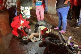 La Cruz Roja auxilió al desafortunado motociclista, quien fue arrollado por camioneta en la colonia Loma Linda.