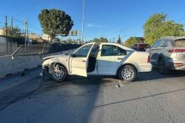 El auto Volkswagen Jetta quedó de lado, obstruyendo el carril izquierdo tras el choque en Jesús Valdés Sánchez.