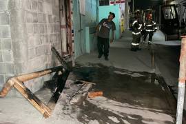 Un sillón y el respaldo de una cama almacenados en el baño fueron consumidos por el fuego.