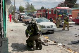 Los bomberos acudieron prestos a apagar lo poco que quedó en la casa abandonada, ubicada en la colonia González.