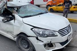 El tripulante del tráiler prefirió retirarse y no reclamar daños, dejando al imprudente conductor con su auto destrozado.