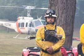 Por aire y por tierra los brigadistas combaten los incendios forestales registrados en Nuevo León.