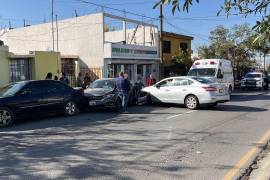 El conductor, de 72 años, explicó que fue vencido por el sueño cuando perdió el control de su vehículo y chocó dos autos estacionados.