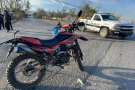 Paramédicos brindaron atención médica al motociclista en el sitio para valorar la gravedad de sus lesiones y determinar su traslado.