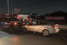 El vehículo Ford quedó incrustado en la fascia de la camioneta Chevrolet, bloqueando la vialidad tras el accidente.