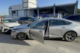 El KIA Forte, estacionado correctamente, fue golpeado por el vehículo Honda Accord durante el siniestro ocurrido esta mañana.