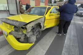 Un Nissan Tsuru invadió el carril de circulación, provocando que un taxi volcara y causara daños a un tercer vehículo.