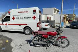 Un testigo prestó asistencia al motociclista caído, ayudando antes de la llegada de los servicios de emergencia en la colonia Loma Linda.