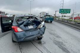 El vehículo Nissan Versa quedó con severos daños tras impactarse contra el muro de contención y posteriormente ser golpeado por un tráiler en el periférico Luis Echeverría Álvarez.