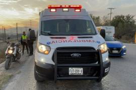 El motociclista derrapó tras ser cerrado por un transporte de personal mientras circulaba por la carretera antigua a Monclova.