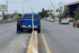 El hombre dijo que un carro no le permitió el paso