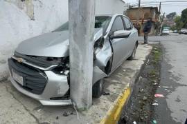 El conductor señaló que un taxi le cerró el paso, lo que provocó que no pudiera maniobrar y terminara fuera de la vialidad.