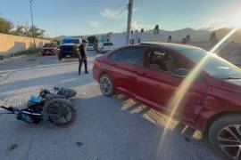 En la colonia Perico, un motociclista presuntamente ignoró una señal de alto y terminó impactándose contra un automóvil.