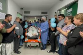 Personal médico y familiares despidieron con aplausos al donador durante su traslado a quirófano en el HGZ/MF No. 2.