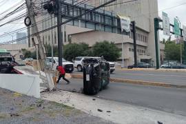 Un hombre que viajaba en un vehículo Tesla que circulaba utilizando el piloto automático de su unidad terminó volcado en San Pedro Garza García, Nuevo León.