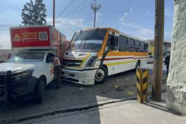 De acuerdo con el reporte preliminar, el conductor del camión de frituras habría salido de una tienda de conveniencia e intentó incorporarse a la vialidad cuando ocurrió el impacto con la unidad de la ruta Periférico.