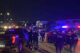 Conductores de aplicación bloquearon ambos sentidos del bulevar Nazario Ortiz Garza para impedir el traslado de uno de los detenidos.