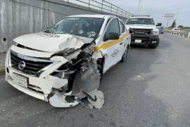 De acuerdo con los primeros reportes, el conductor de un Nissan Versa no alcanzó a detener su marcha y terminó impactando la parte trasera de un Dodge Avenger que intentaba incorporarse a los carriles centrales.