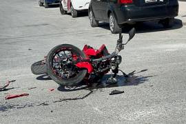 Los jóvenes fueron llevados al hospital tras el percance y su moto terminó destrozada.