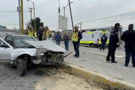 El vehículo Nissan Tsuru quedó con severos daños tras ser impactado por el tren en el cruce ferroviario.