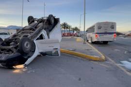 La camioneta terminó con las llantas hacia el cielo tras ser impactada por el camión de personal.