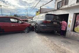 El vehículo Nissan terminó con severos daños tras impactarse contra una camioneta estacionada sobre la calle Géminis.
