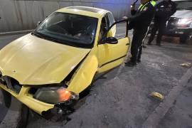 El percance ocurrió cuando el automovilista circulaba a exceso de velocidad e intentó incorporarse al bulevar Nazario S. Ortiz Garza.