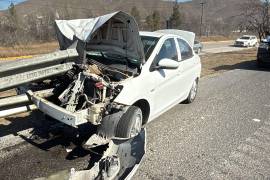 El vehículo Chevrolet Aveo quedó con severos daños tras impactar contra la base metálica en la carretera Monterrey-Saltillo.