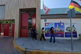 Padres de familia acudieron a la institución para verificar la seguridad de sus hijos, luego de que el mensaje se difundiera entre alumnos y redes sociales.