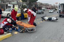 Paramédicos de la Cruz Roja atendieron a Fernando, el motociclista, en la ambulancia después del accidente.
