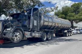 Una pipa con capacidad para 43 mil litros, mangueras y varios vehículos fueron asegurados por autoridades federales luego de detectar un presunto punto de extracción ilegal de diésel en las inmediaciones del ejido La Noria de la Sabina.