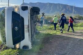 La camioneta de personal terminó volcándose y resultaron heridos todos los pasajeros.