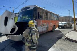 La unidad de transporte urbano de la ruta 7A quedó detenida en el cruce de Xicoténcatl y Juan Álvarez tras presentar un conato de incendio.