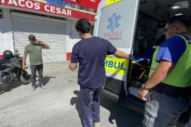 Paramédicos valoraron al conductor de la motocicleta en el lugar del accidente.