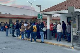 Bomberos y autoridades quedaron fuera de Leon Plastics, pese a haber sido movilizados por un reporte de incendio al interior de la planta.