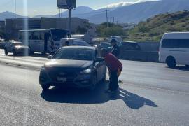 Elementos de la Policía Municipal acudieron para abanderar la zona y evitar un nuevo accidente, mientras se realizaban las maniobras para retirar la unidad y restablecer la circulación vehicular.