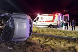 La camioneta terminó volcada a un costado del bulevar Miguel Ramos Arizpe, a la altura de la Curva de Acero.