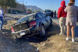 El vehículo Dodge Avenger terminó dentro de una zanja tras perder el control en el bulevar Antonio Cárdenas.