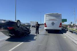 El vehículo Honda Accord quedó volcado sobre el carril central del periférico Luis Echeverría Álvarez tras impactar un camión de transporte de personal.